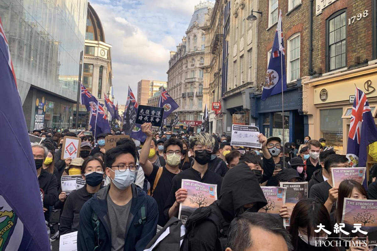 英國時間7月1日（周四）晚上7時30分，港人聚集在倫敦唐人街集會，抗議中共摧毀香港24年。（霄龍／大紀元）