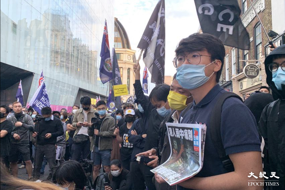 英國時間7月1日（周四）晚上7時30分，港人聚集在倫敦唐人街集會，抗議中共摧毀香港24年，鄭文傑也有出席。（霄龍／大紀元）