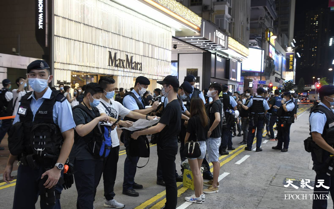 傍晚時分，於銅鑼灣記利佐治街及崇光百貨門外，市民被截停搜查的情境隨處可見。更有市民一個人，被六至七位警員包圍截停搜查。（麥碧／大紀元）