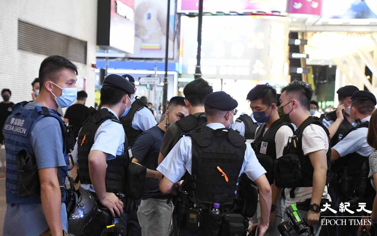 傍晚時分，於銅鑼灣記利佐治街及崇光百貨門外，市民被截停搜查的情境隨處可見。更有市民一個人，被六至七位警員包圍截停搜查。（麥碧／大紀元）