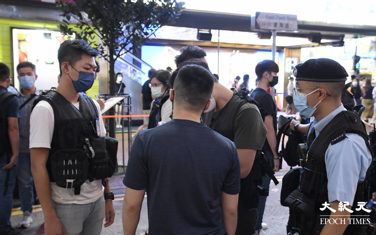 傍晚時分，於銅鑼灣記利佐治街及崇光百貨門外，市民被截停搜查的情境隨處可見。更有市民一個人，被六至七位警員包圍截停搜查。（麥碧／大紀元）