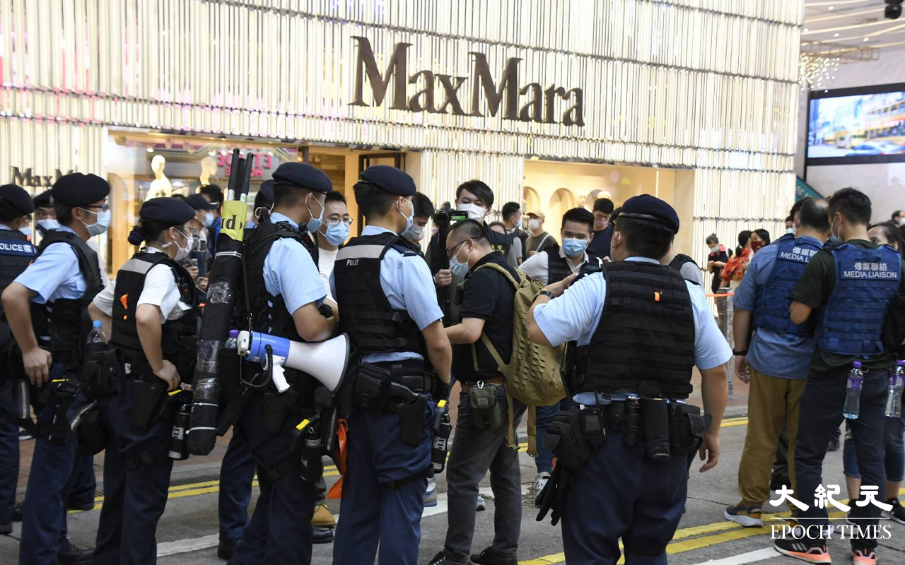 傍晚時分，於銅鑼灣記利佐治街及崇光百貨門外，市民被截停搜查的情境隨處可見。更有市民一個人，被六至七位警員包圍截停搜查。（麥碧／大紀元）