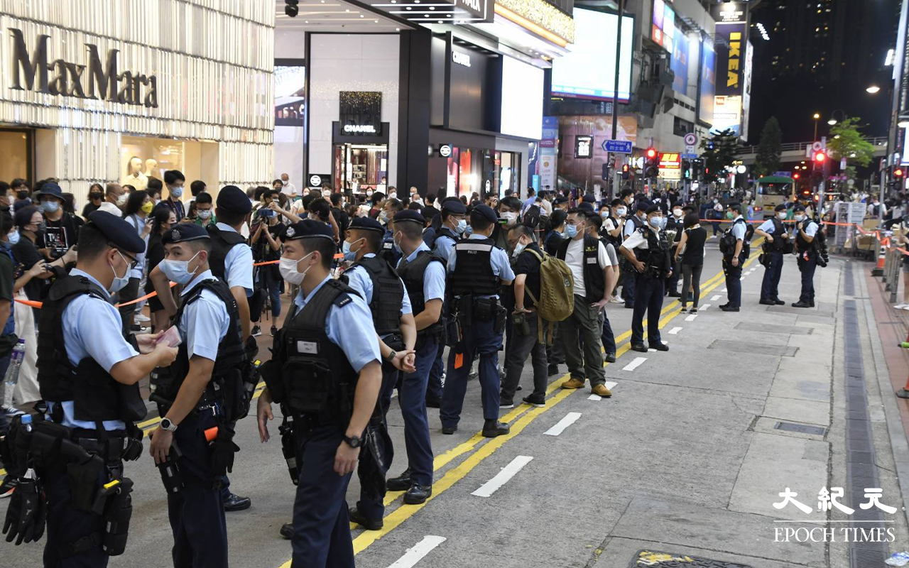 傍晚時分，於銅鑼灣記利佐治街及崇光百貨門外，市民被截停搜查的情境隨處可見。更有市民一個人，被六至七位警員包圍截停搜查。（麥碧／大紀元）