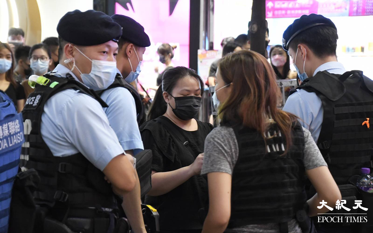 傍晚時分，於銅鑼灣記利佐治街及崇光百貨門外，市民被截停搜查的情境隨處可見。更有市民一個人，被六至七位警員包圍截停搜查。（麥碧／大紀元）