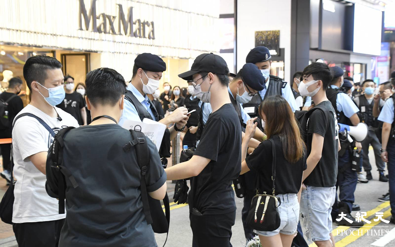 傍晚時分，於銅鑼灣記利佐治街及崇光百貨門外，市民被截停搜查的情境隨處可見。更有市民一個人，被六至七位警員包圍截停搜查。（麥碧／大紀元）