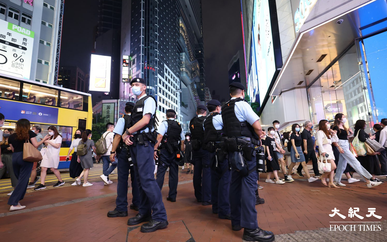 身穿防護裝備警員，在Sogo事發位置圍成圓圈站崗。（李辰／大紀元）