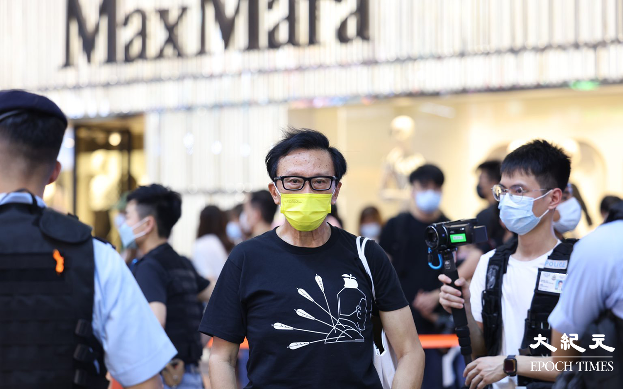富商劉公子身穿蘋果日報T-shirt，亦被拉入封鎖線內截查。（李辰／大紀元）