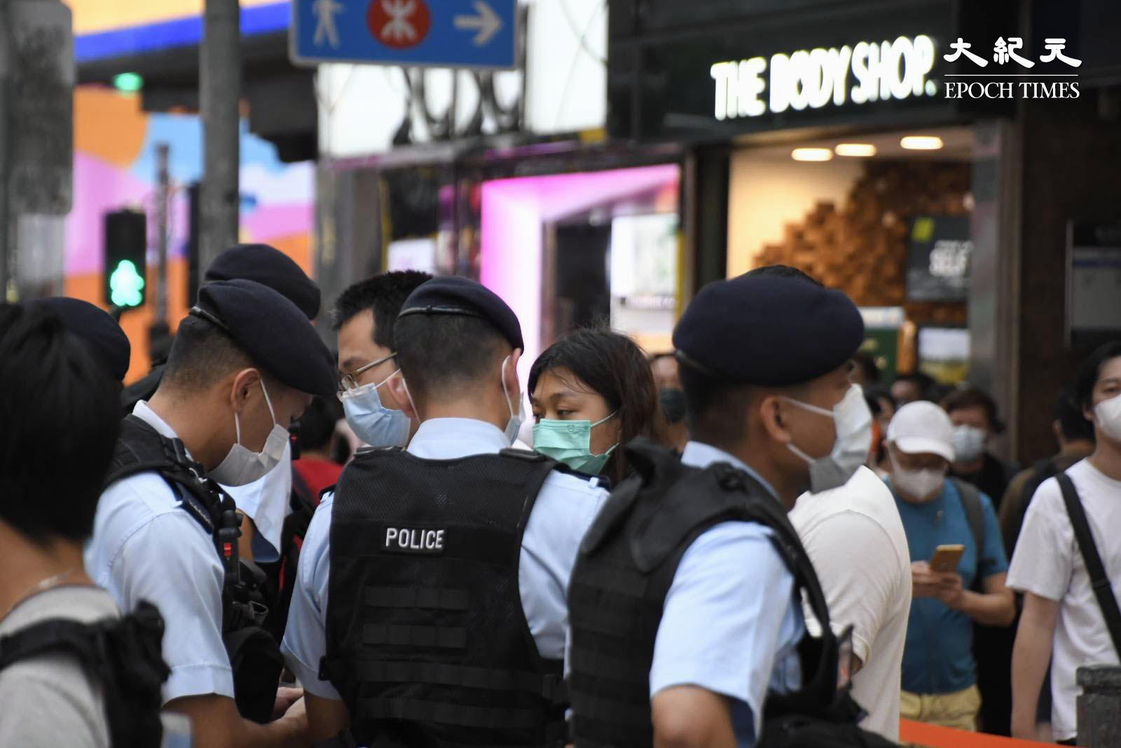 下午6時20分，銅鑼灣記利佐治街大批市民被截停搜查。（麥碧／大紀元）