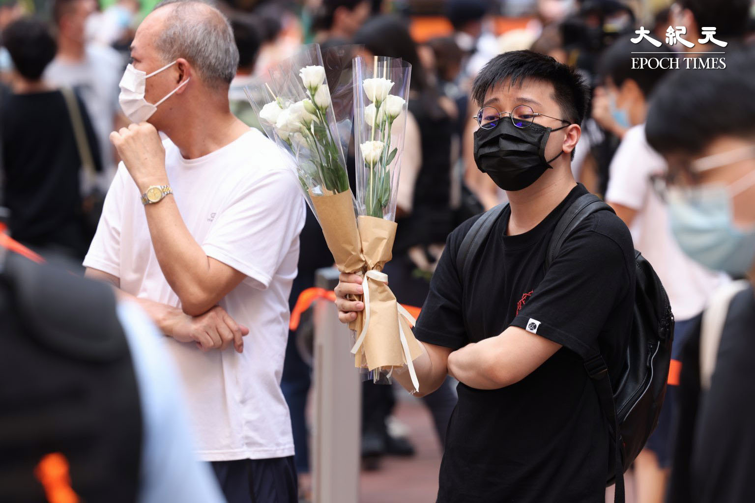 今午，有市民手持白花，穿黑衣在事發位置悼念。（李辰／大紀元）