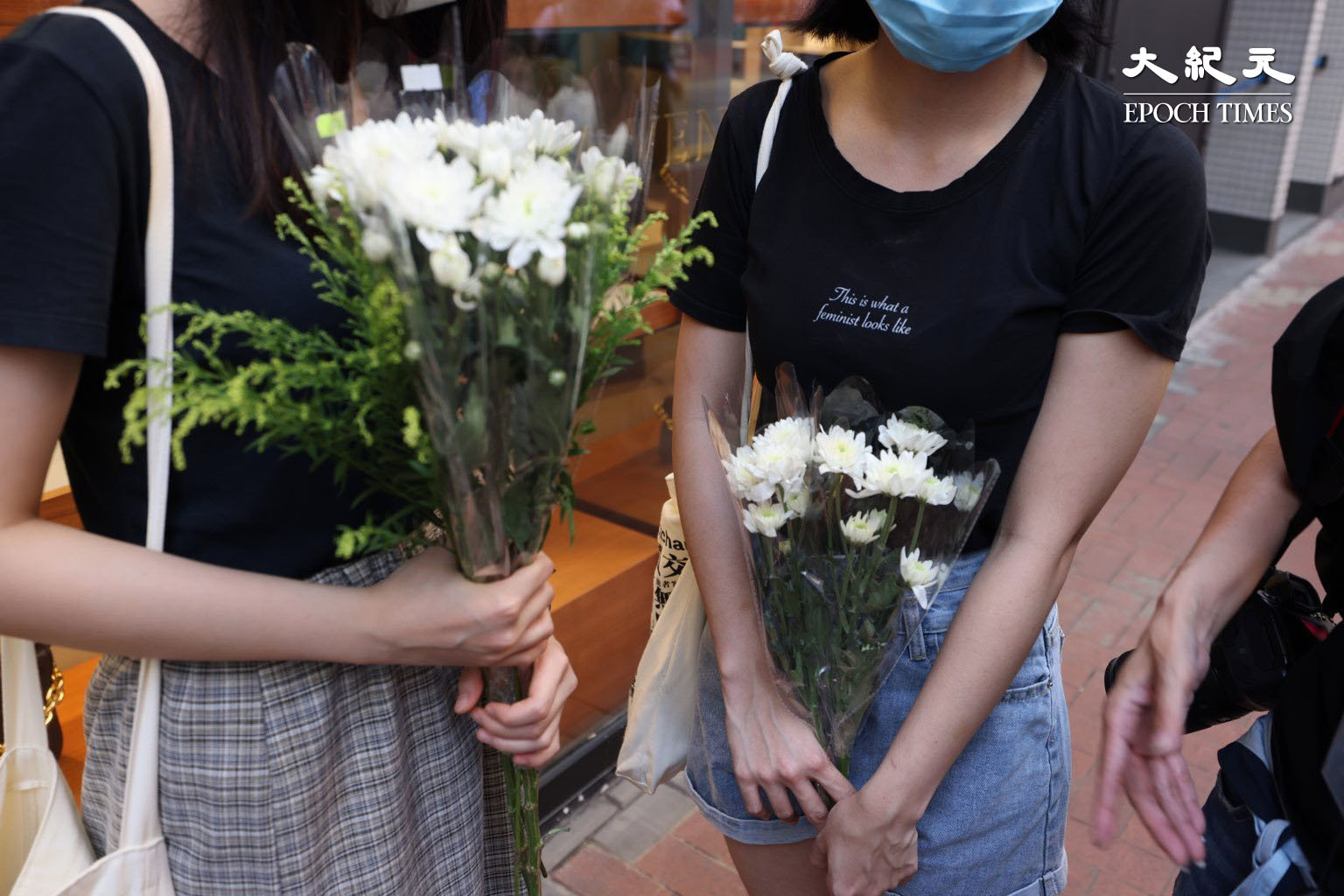 今午，有市民手持白花，穿黑衣在事發位置悼念。（李辰／大紀元）