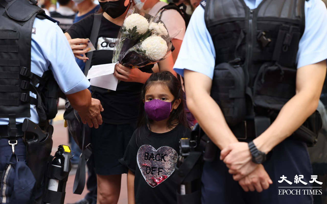 有市民帶小朋友亦遭警方截查。（李辰／大紀元）
