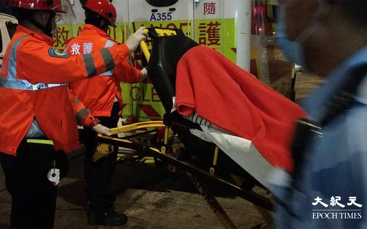 大角咀天台危坐男子，上救護車一刻。（麥碧 / 大紀元）