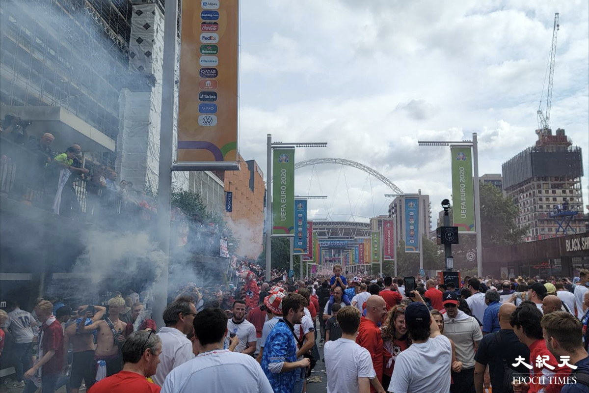 2020歐洲國家盃於香港時間今（7月12日）凌晨3時在倫敦溫布萊球場（Wembley Stadium）進行冠軍爭奪戰。比賽舉行前3小時，球場外已經擠得水泄不通。（文苳晴／大紀元）