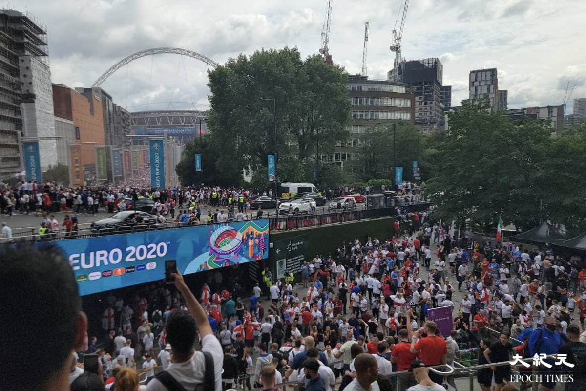 2020歐洲國家盃於香港時間今（7月12日）凌晨3時在倫敦溫布萊球場（Wembley Stadium）進行冠軍爭奪戰。比賽舉行前3小時，球場外已經擠得水泄不通。（文苳晴／大紀元）