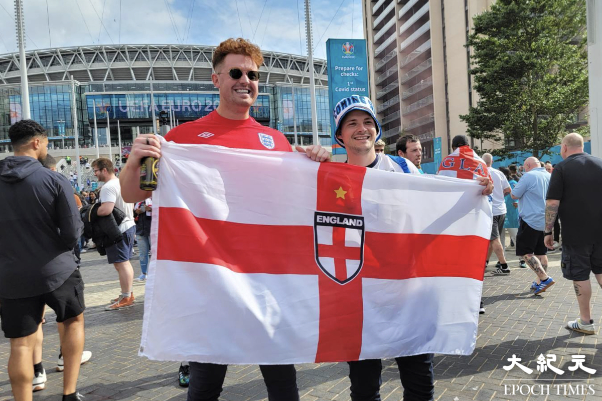 2020歐洲國家盃於香港時間今（7月12日）凌晨3時在倫敦溫布萊球場（Wembley Stadium）進行冠軍爭奪戰。比賽舉行前3小時，球場外已經擠得水泄不通。（文苳晴／大紀元）