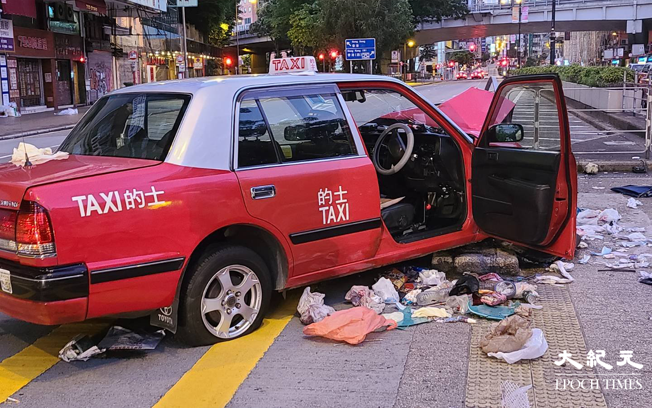 清晨5時，油麻地彌敦道近衆坊街交界，一輛空載的士當往尖沙咀方向行駛，不知何故失控，撞倒右邊行人過路處鐵欄。（林仔 / 大紀元）