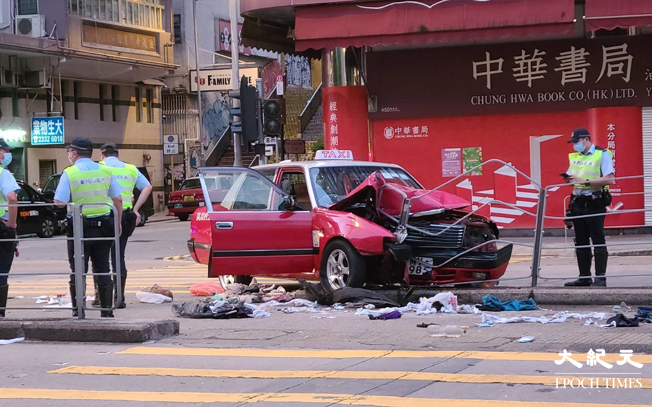 清晨5時，油麻地彌敦道近衆坊街交界，一輛空載的士當往尖沙咀方向行駛，不知何故失控，撞倒右邊行人過路處鐵欄。（林仔 / 大紀元）