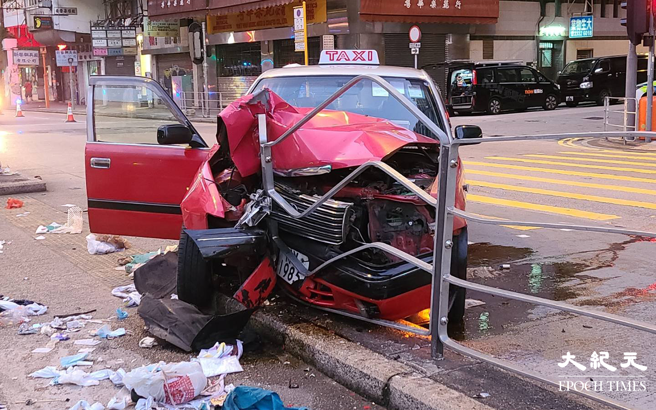 清晨5時，油麻地彌敦道近衆坊街交界，一輛空載的士當往尖沙咀方向行駛，不知何故失控，撞倒右邊行人過路處鐵欄。（林仔 / 大紀元）