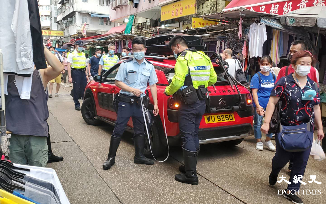 今日(14日）位於北河街99號對開，紅色私家車懷疑與途人發生碰撞，警員在場處理。（米仔 / 大紀元）