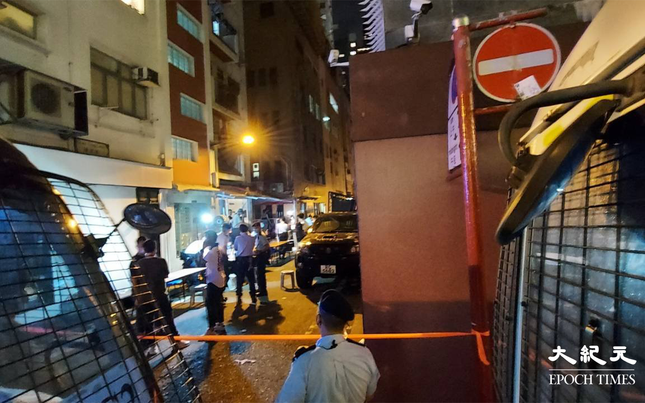 銅鑼灣陳東里小巷外，警方要開數張長枱，為在場過百人登記及票控。（麥碧 / 大紀元）