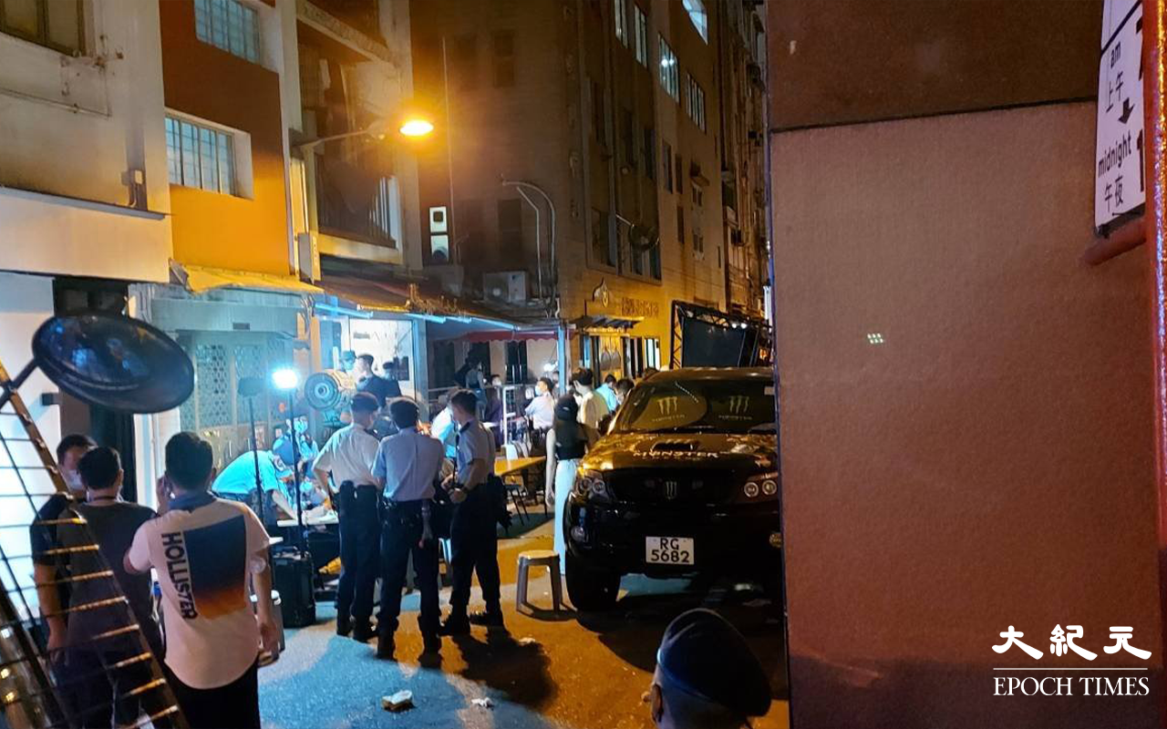 銅鑼灣陳東里小巷外，警方要開數張長枱，為在場過百人登記及票控。（麥碧 / 大紀元）