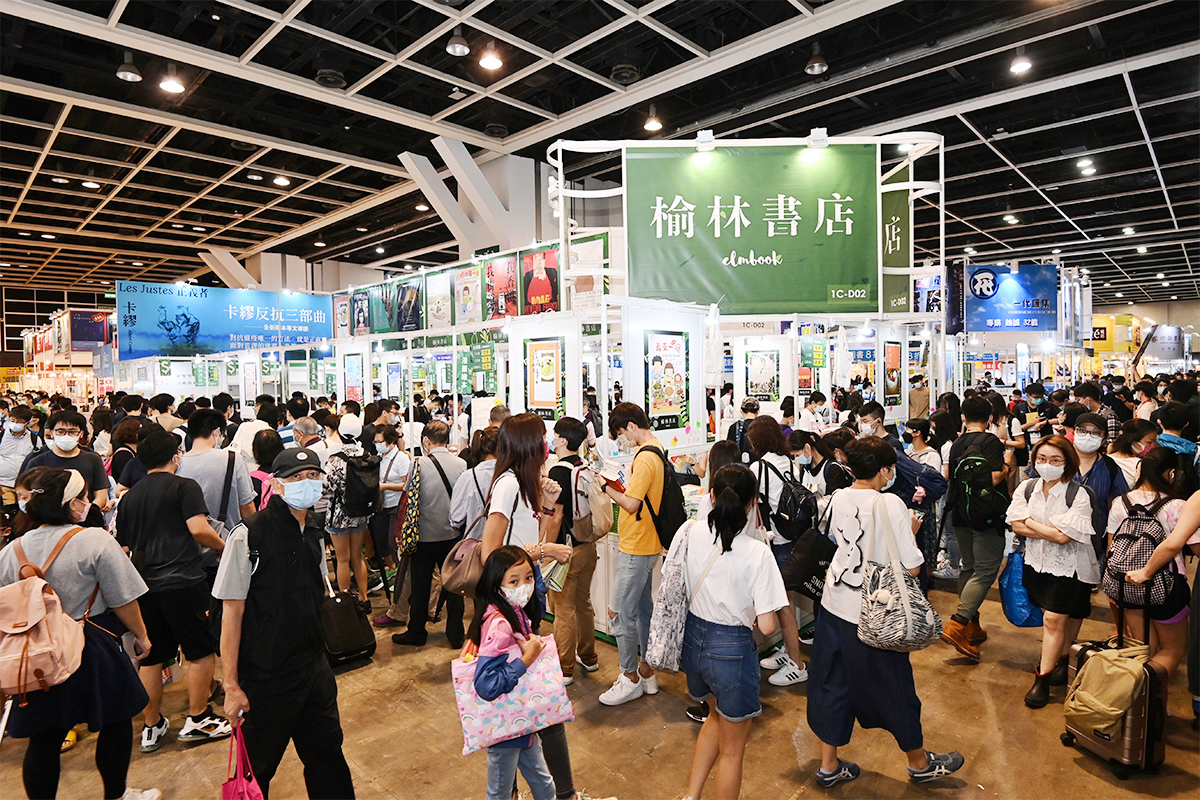 昨日是書展最後一日，書商把握最後機會推出不同優惠，吸引大批市民入場。（宋碧龍／大紀元）