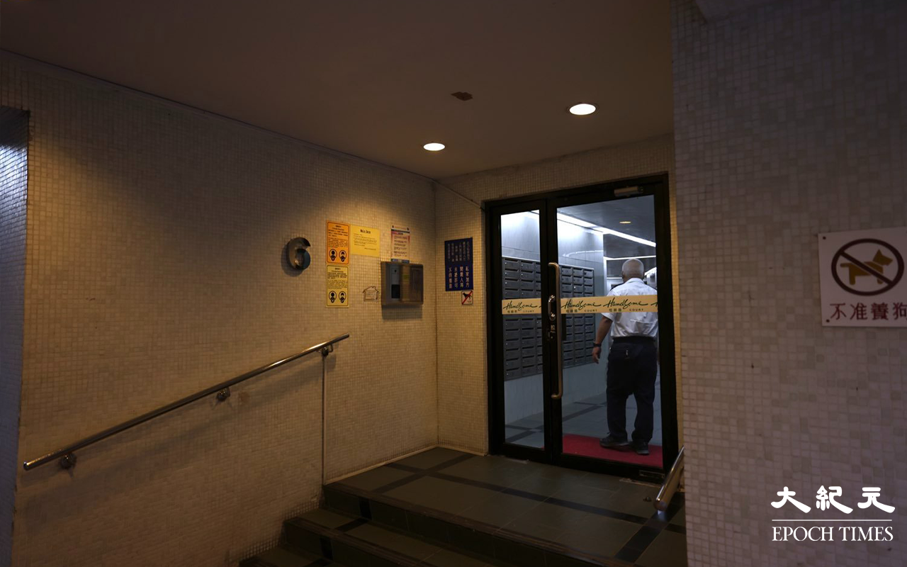 恆順園6座大門口。（李辰 / 大紀元）