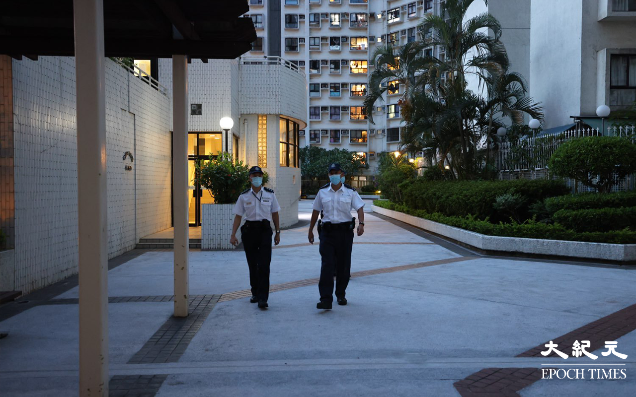 晚上7時30分，警員開始在恆信園外圍準備圍封該區。（李辰 / 大紀元）