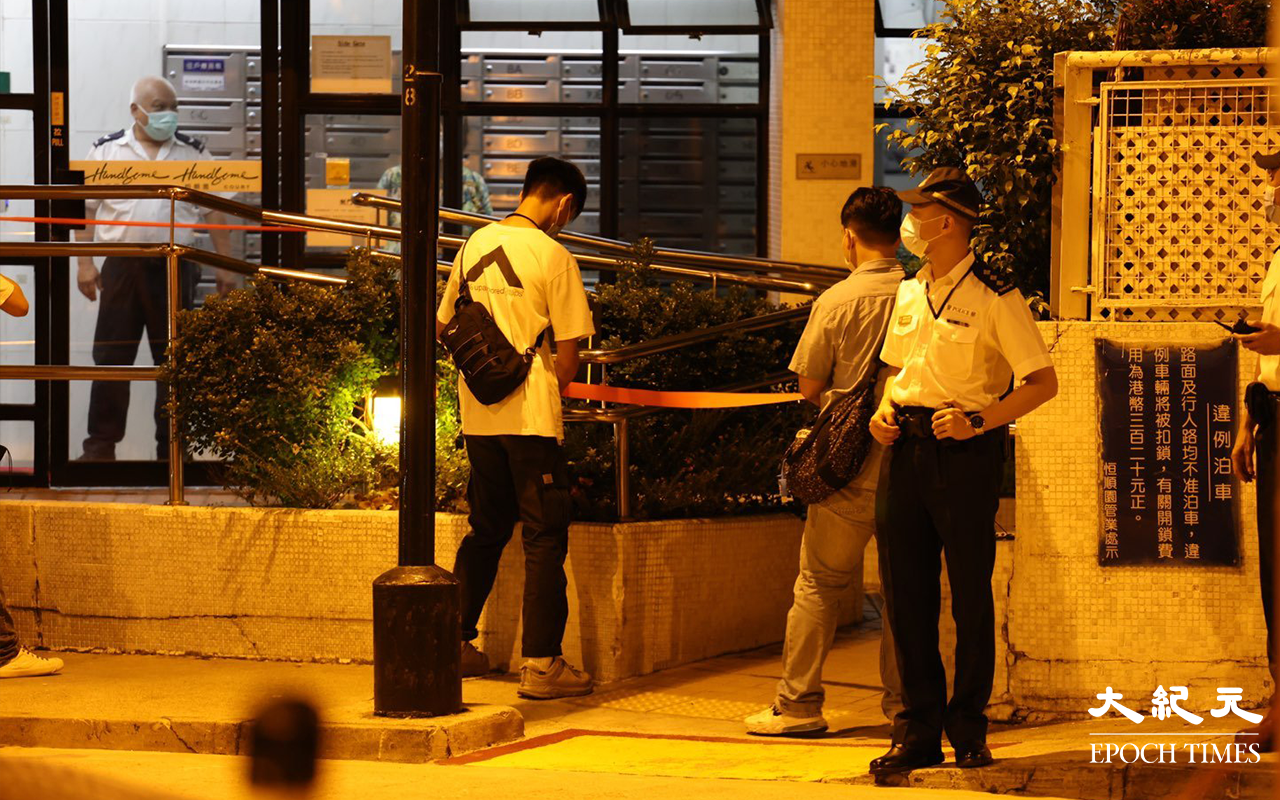 晚上7時30分，警員開始在恆信園外圍準備圍封該區。（李辰 / 大紀元）