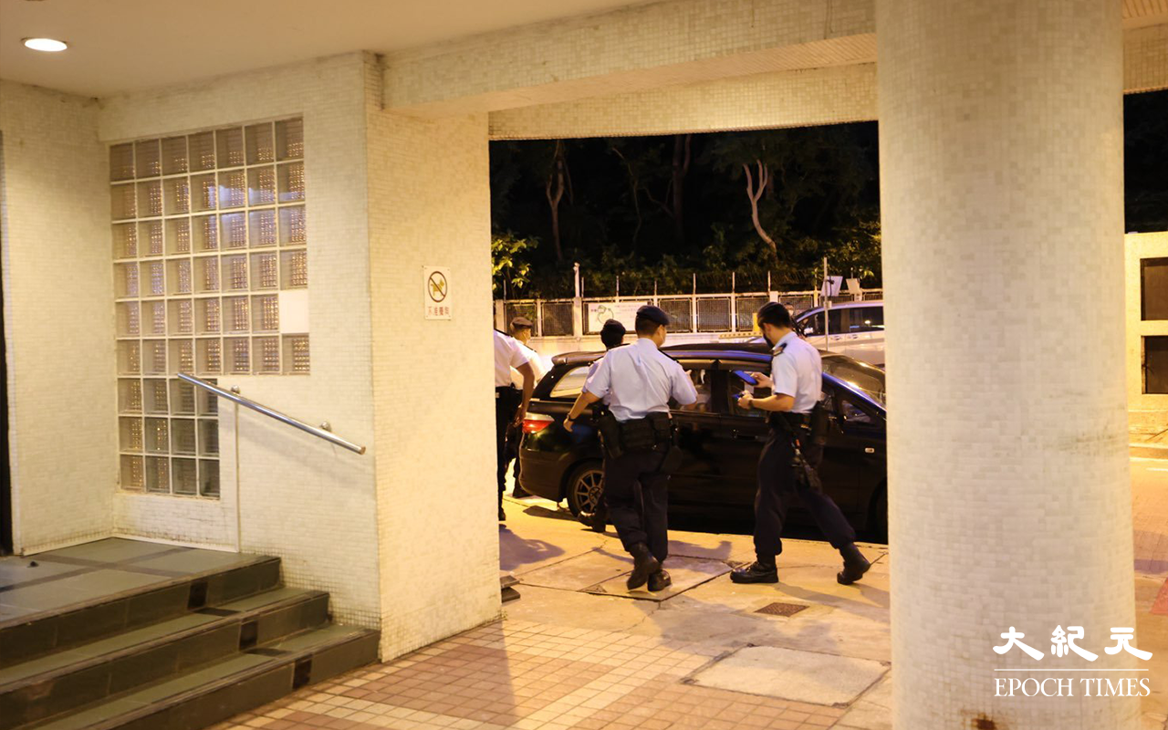 晚上7時30分，警員開始在恆信園外圍準備圍封該區。（李辰 / 大紀元）