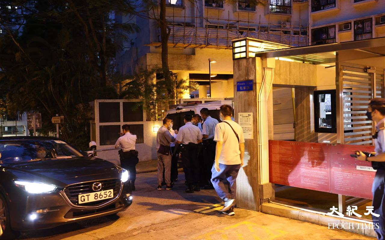 晚上7時30分，警員開始在恆信園外圍準備圍封該區。（李辰 / 大紀元）