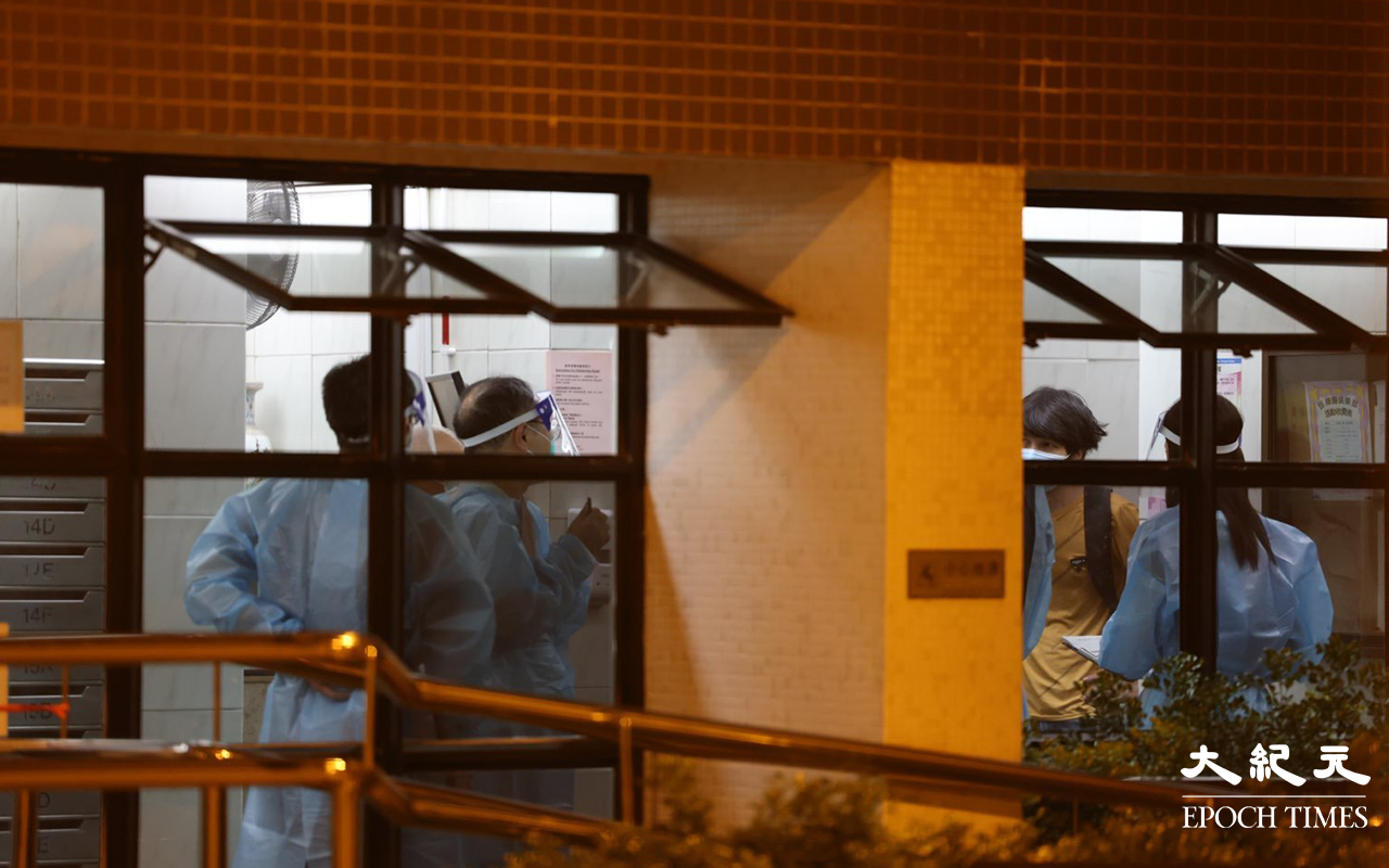 晚上8時10分，陸續有全穿著全套保護裝備的工作人員,進入恆順園大廈內。（李辰 / 大紀元）