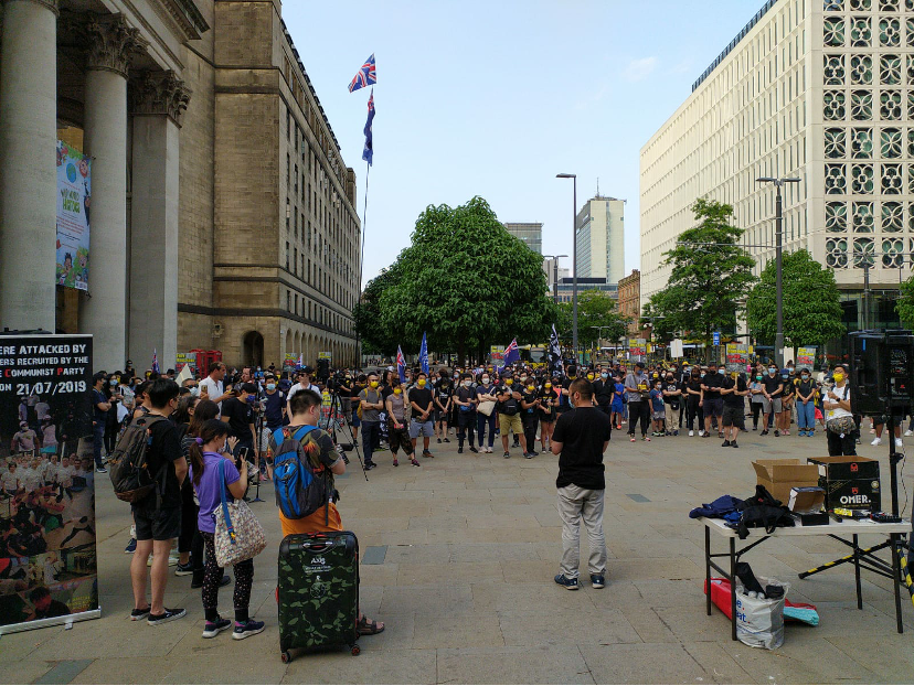 曼城的活動由「英屬香港會社」發起，晚上6時30分在聖彼得廣場（St. Peter Square）集會，讓港人有機會聚合。。（陳渭新提供）