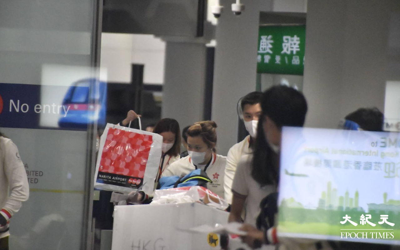 香港游泳代表隊從機場閘口步出一刻。（麥碧 / 大紀元）