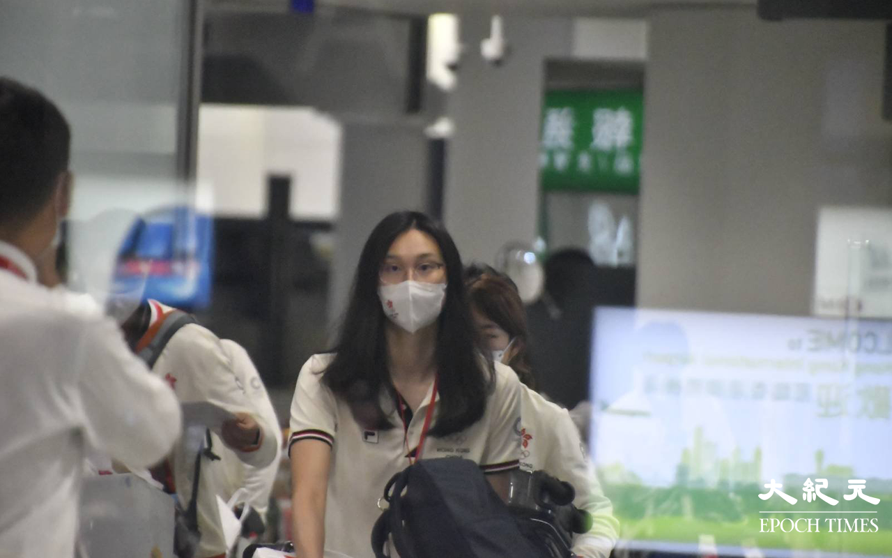 香港游泳代表隊從機場閘口步出一刻。（麥碧 / 大紀元）