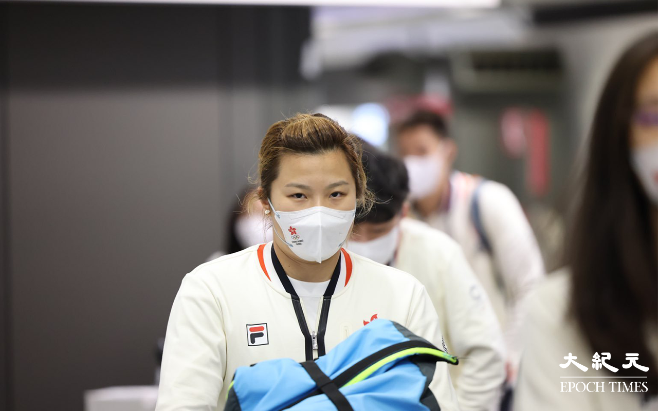 今日 (4日) 凌晨零時29分 一眾香港代表隊運動員，從機場閘口步出。（李辰 / 大紀元）
