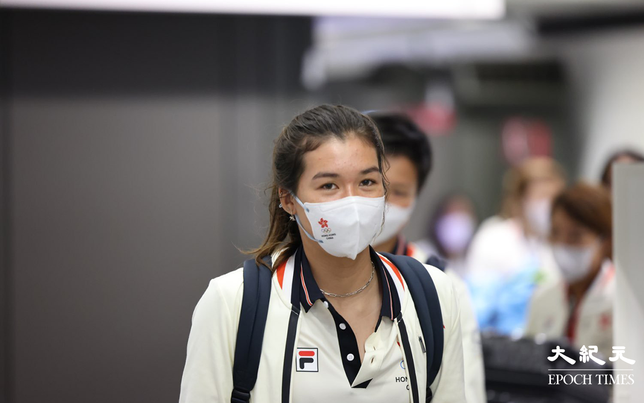 今日 (4日) 凌晨零時29分 一眾香港代表隊運動員，從機場閘口步出。（李辰 / 大紀元）
