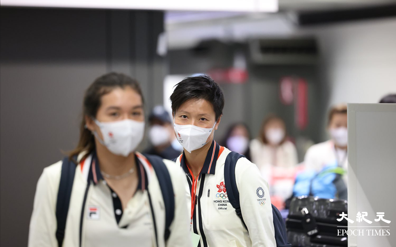 今日 (4日) 凌晨零時29分 一眾香港代表隊運動員，從機場閘口步出。（李辰 / 大紀元）