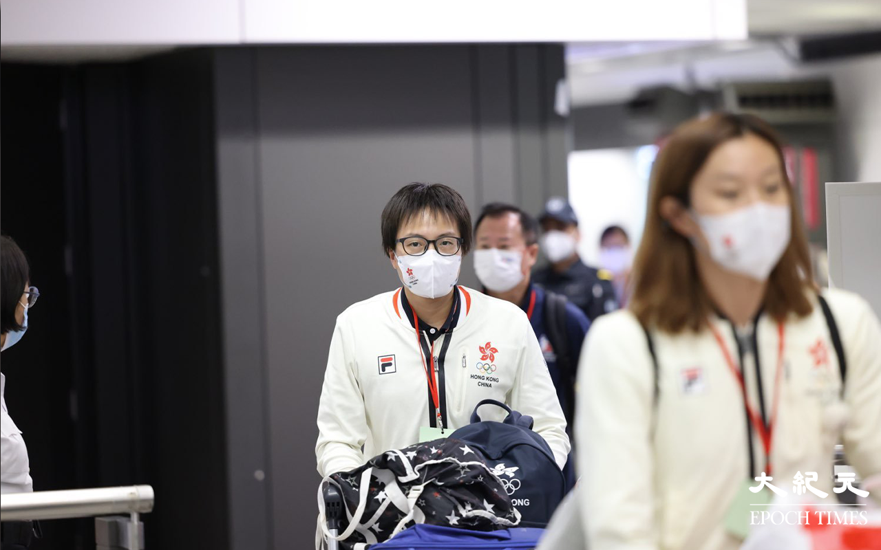 今日 (4日) 凌晨零時29分 一眾香港代表隊運動員，從機場閘口步出。（李辰 / 大紀元）