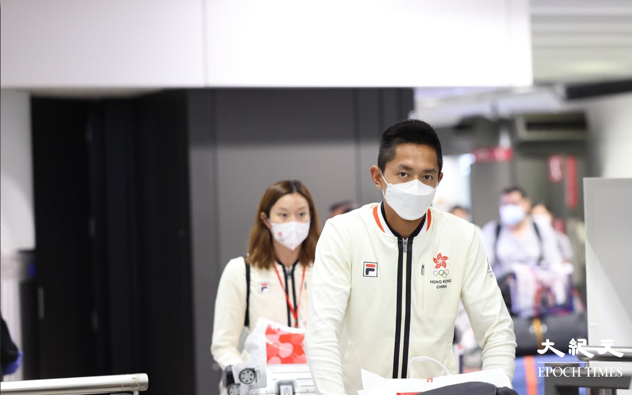 今日 (4日) 凌晨零時29分 一眾香港代表隊運動員，從機場閘口步出。（李辰 / 大紀元）