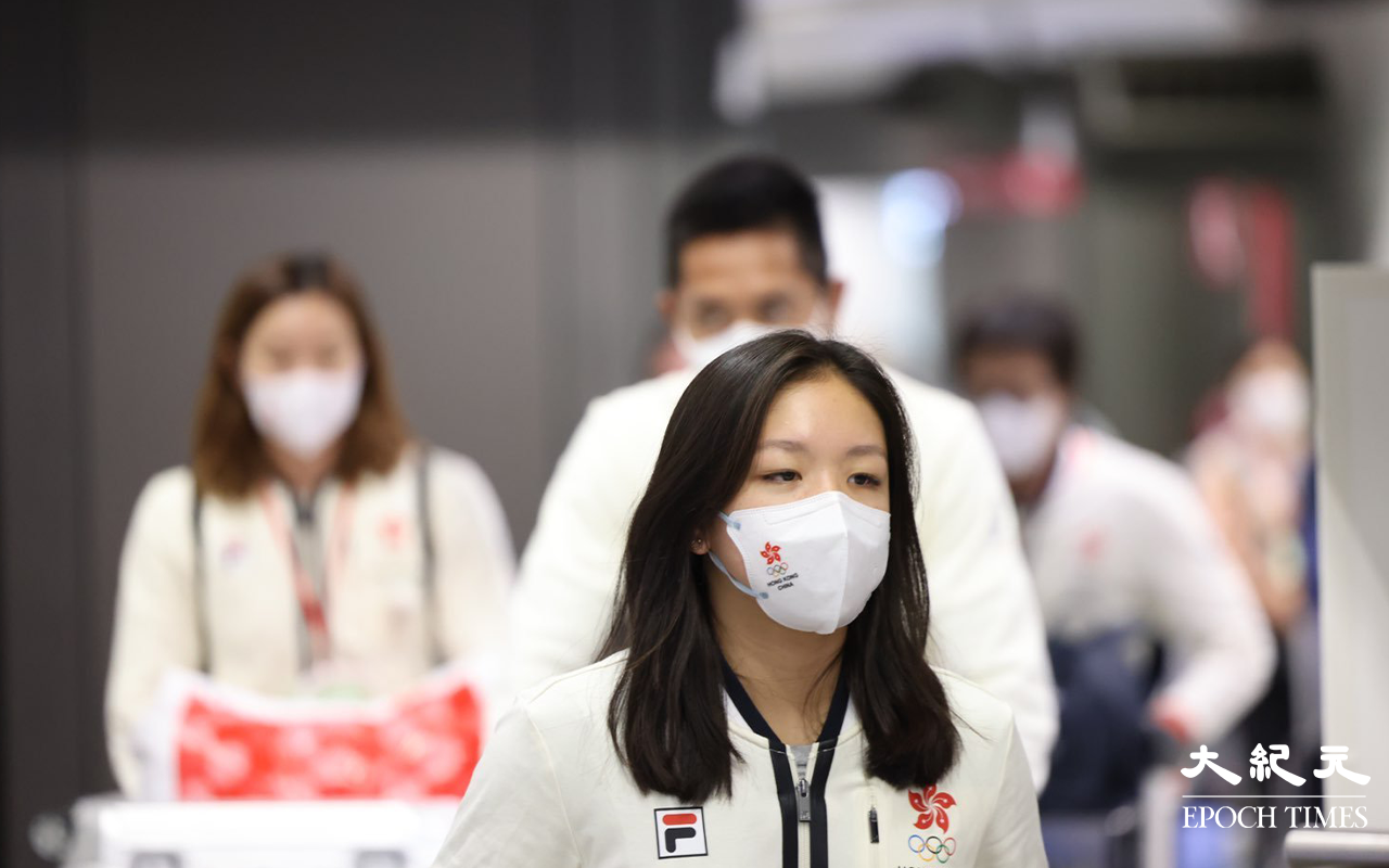 今日 (4日) 凌晨零時29分 一眾香港代表隊運動員，從機場閘口步出。（李辰 / 大紀元）