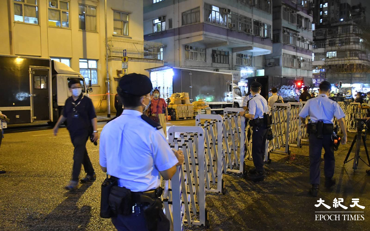 晚上大約8時，警方正式將東盧大廈對開一段石硤尾街封閉，東盧大廈正式列為受限區域。（麥碧 / 大紀元）