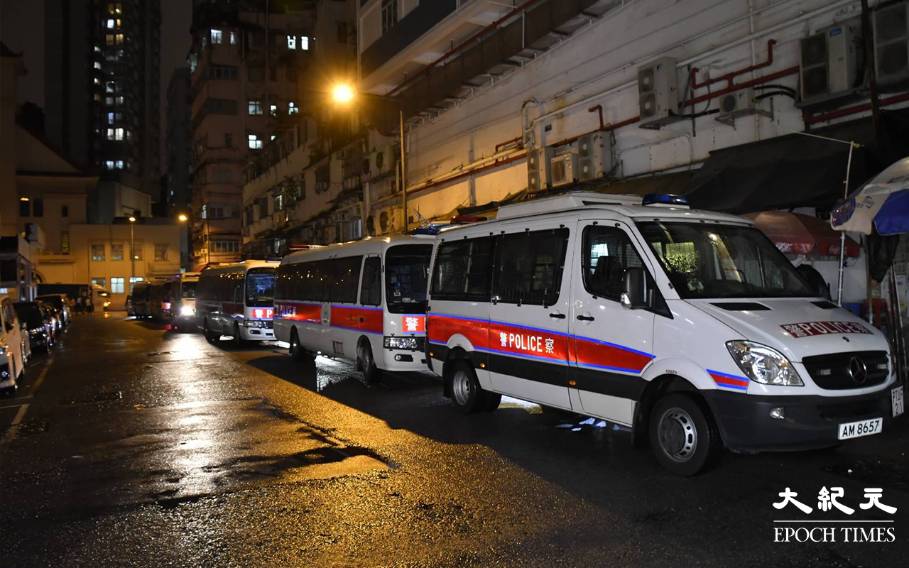 晚上大約8時，警方正式將東盧大廈對開一段石硤尾街封閉，東盧大廈正式列為受限區域。（麥碧 / 大紀元）