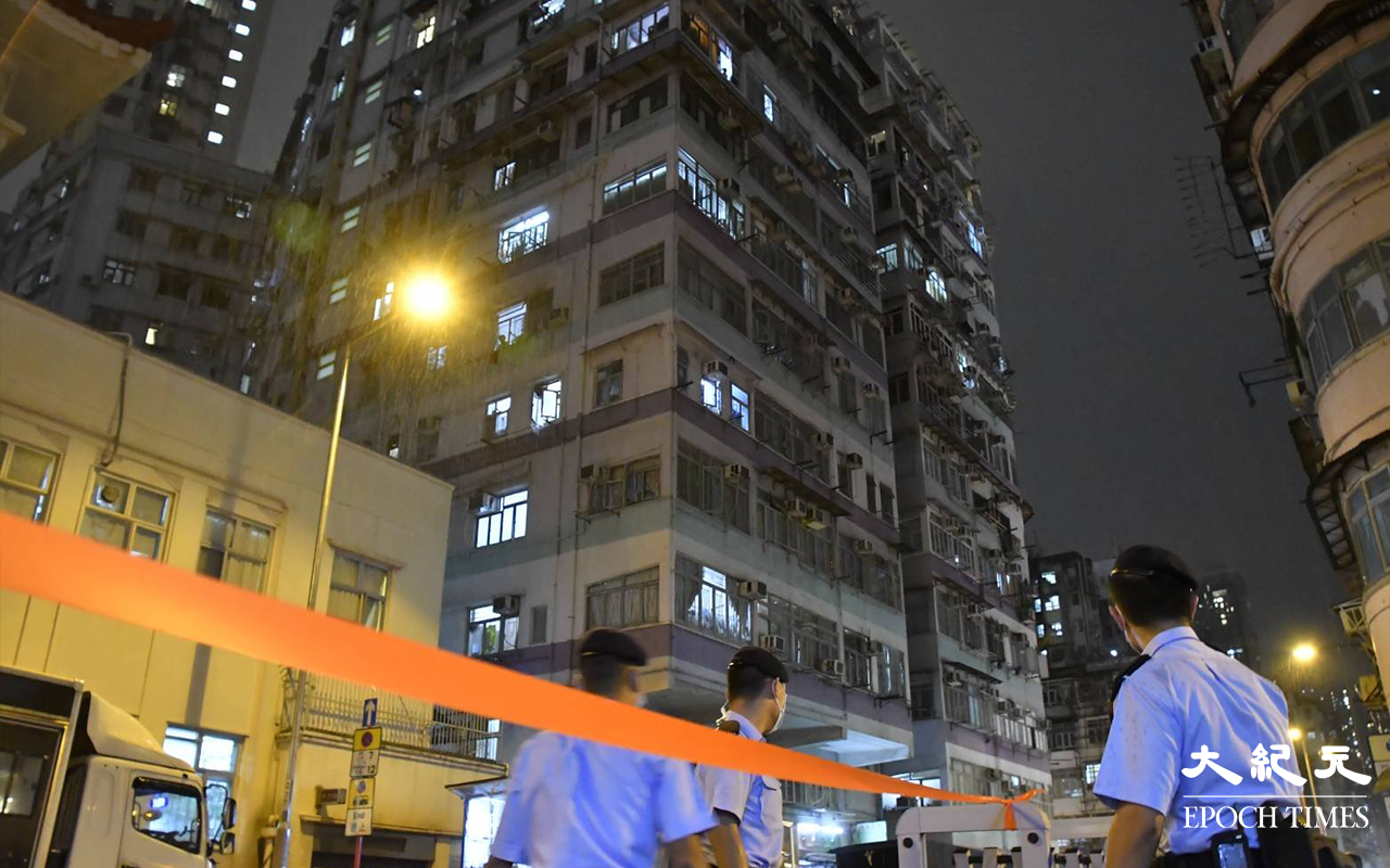 晚上大約8時，警方正式將東盧大廈對開一段石硤尾街封閉，東盧大廈正式列為受限區域。（麥碧 / 大紀元）