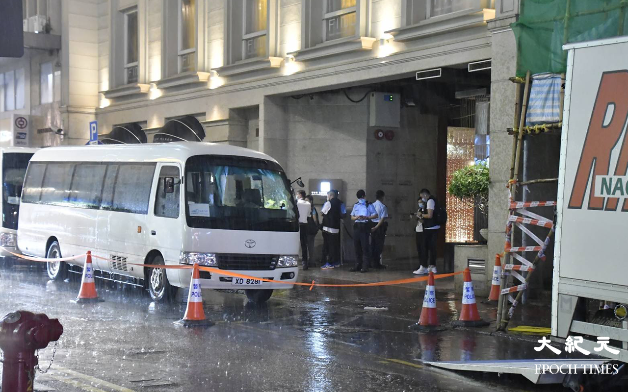 由於所有檢測帳篷，設於帝樂文娜公館地庫停車場內，所以警方只派少量警員於帝樂文娜公館門口駐守。（麥碧 / 大紀元）
