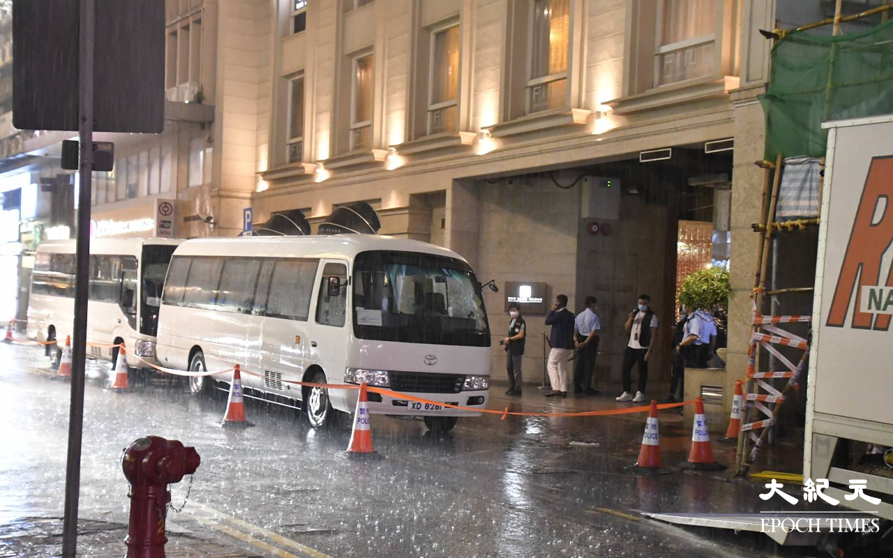 由於所有檢測帳篷，設於帝樂文娜公館地庫停車場內，所以警方只派少量警員於帝樂文娜公館門口駐守。（麥碧 / 大紀元）