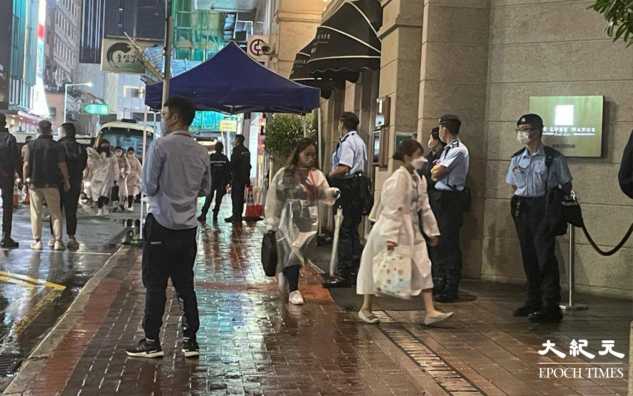 晚上大約8時20分，穿著全套保護裝備的工作人員，進入帝樂文娜公館。（卓相如 / 大紀元）
