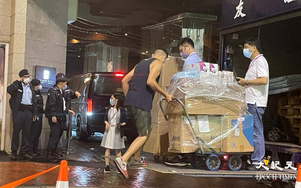 晚上大約8時20分，運輸工人開始將物資卸入帝樂文娜公館。（卓相如 / 大紀元）