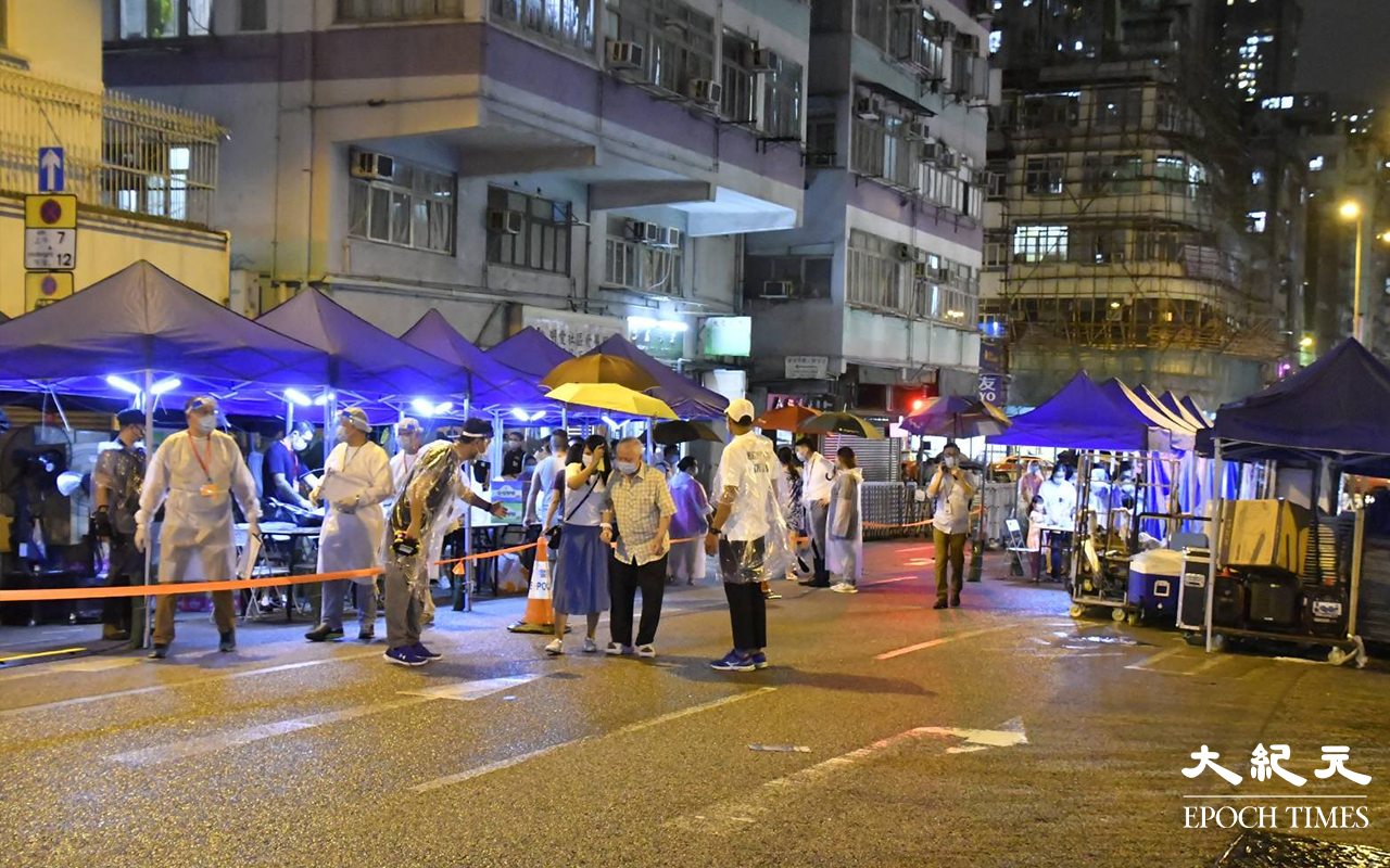晚上10時，到檢測站登記檢測的居民逐漸增多。（麥碧 / 大紀元）