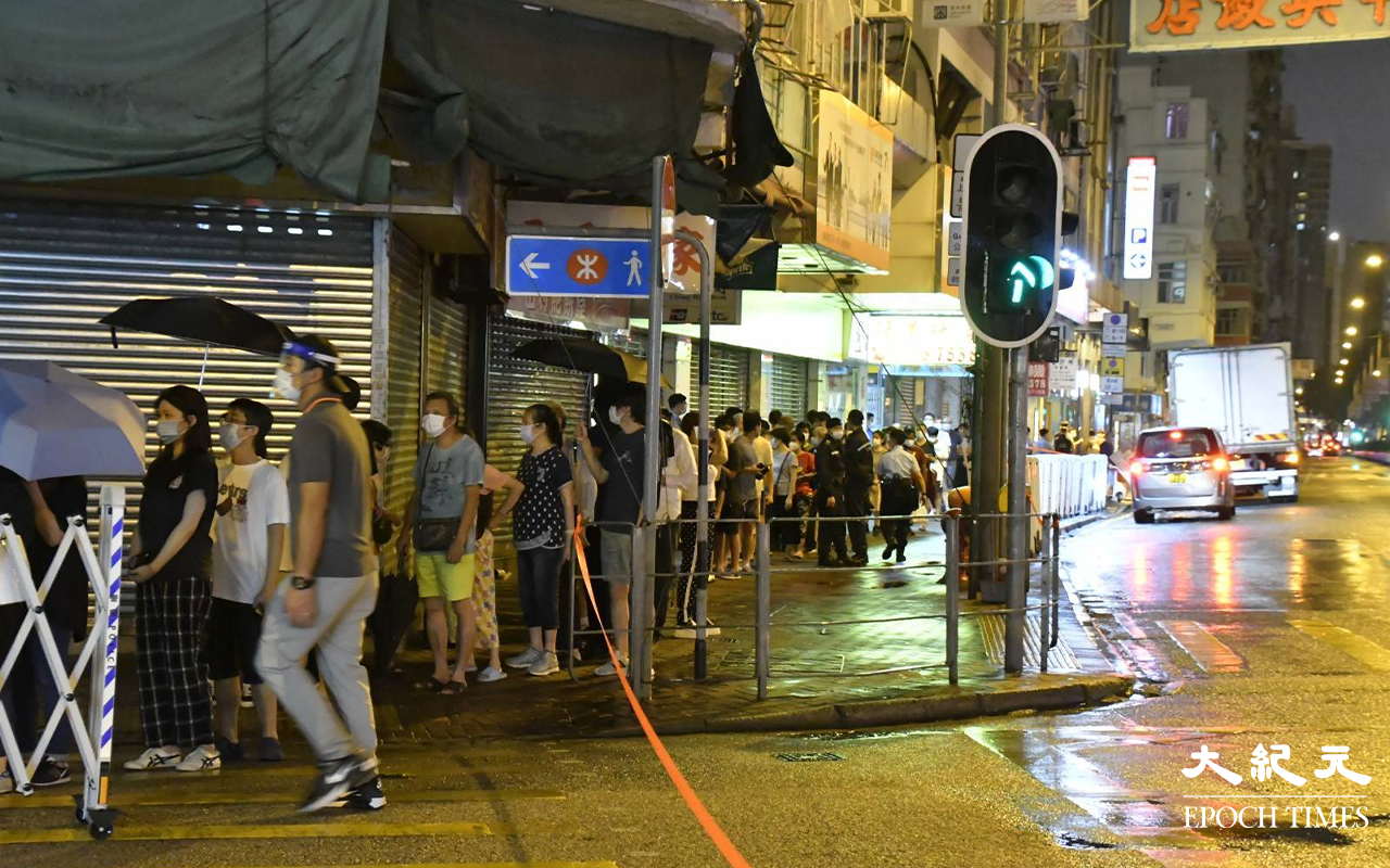晚上10時10分，都檢測站排隊等候檢測的居民逐漸增多，人龍龍尾一度伸延至東盧大廈內。（麥碧 / 大紀元）